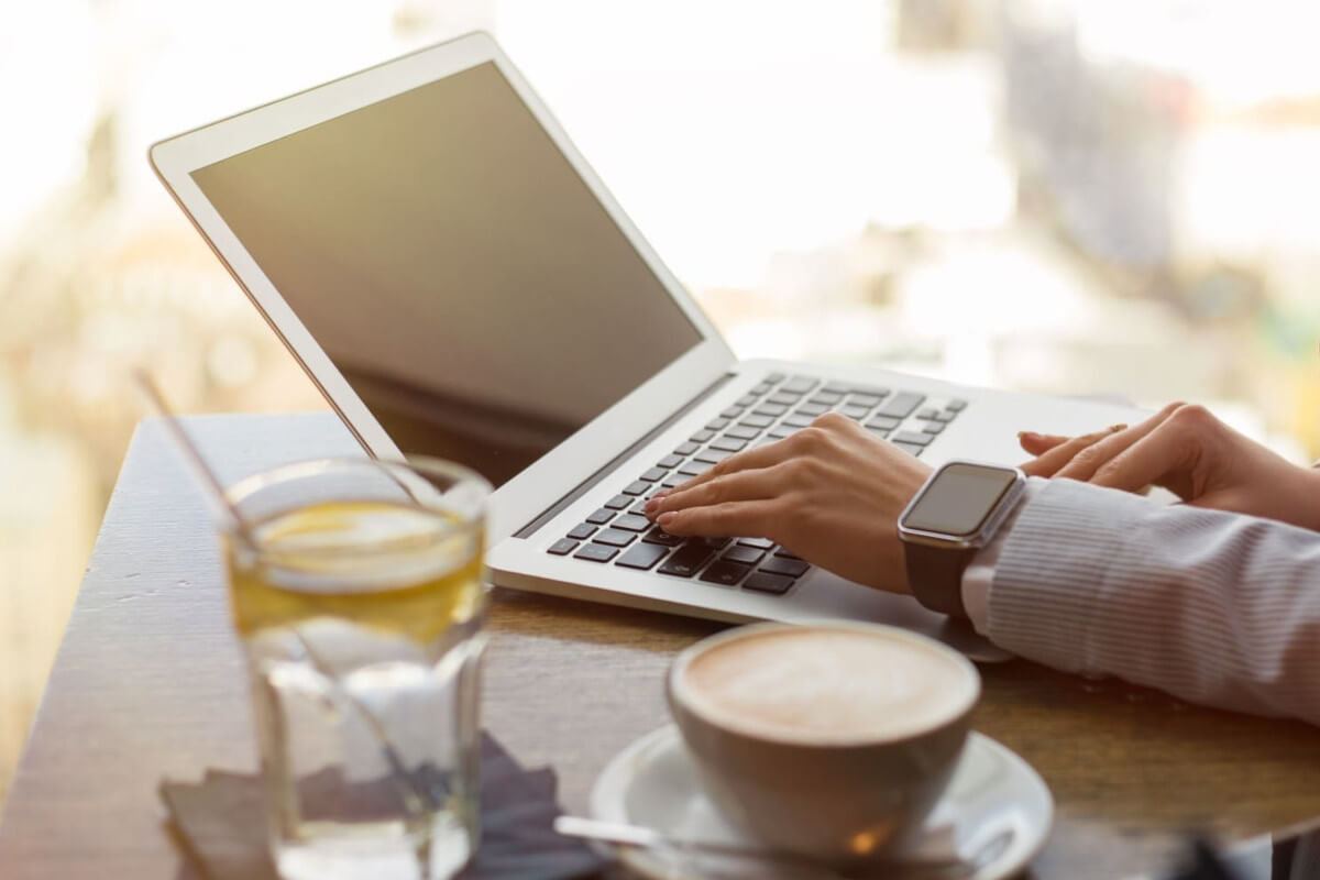 カフェで写真チェックをする人
