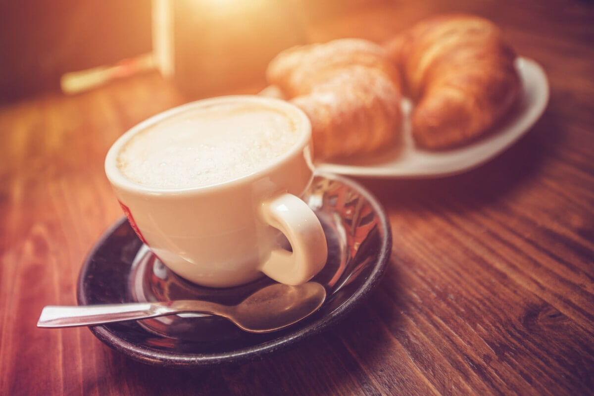 クロワッサンとカプチーノ