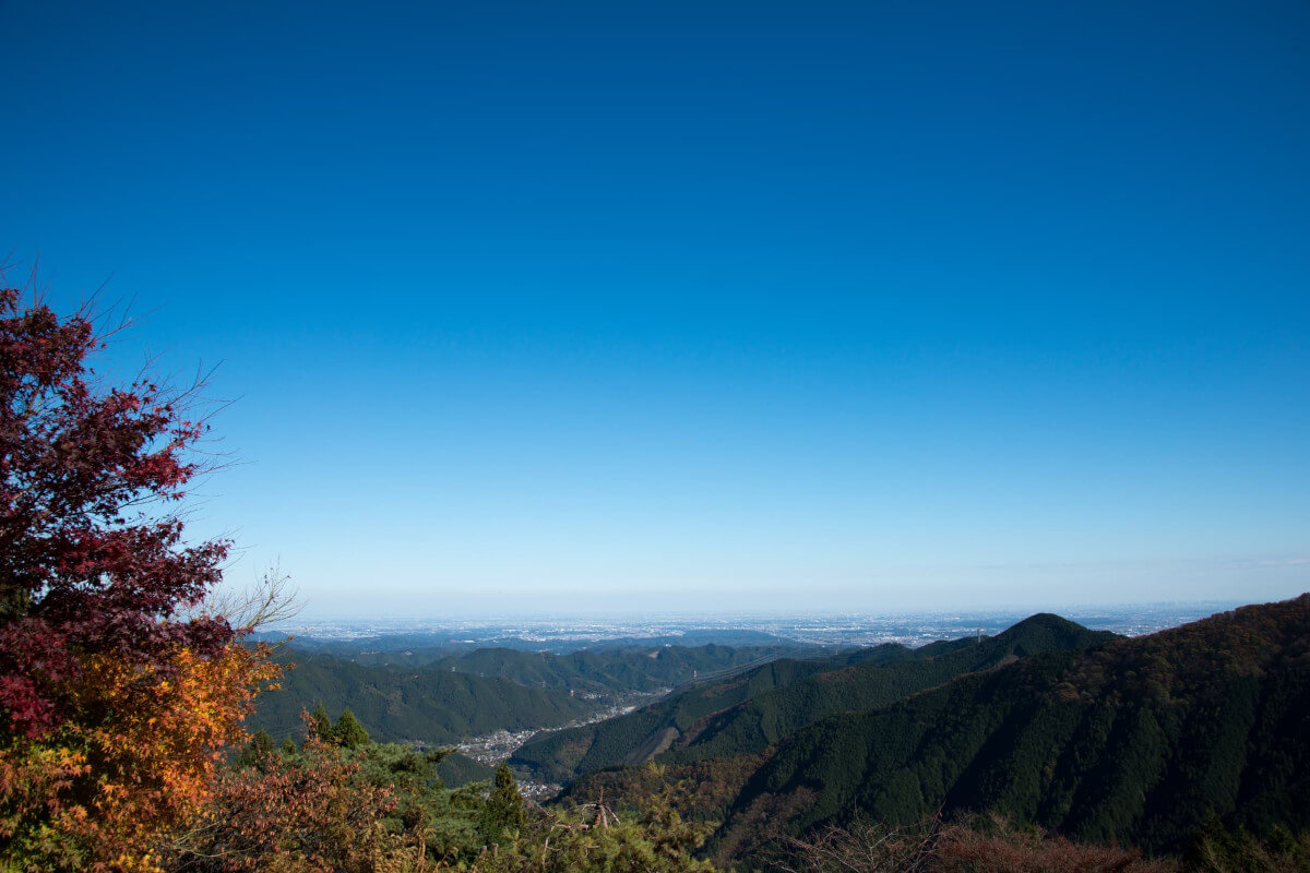 空と紅葉と山