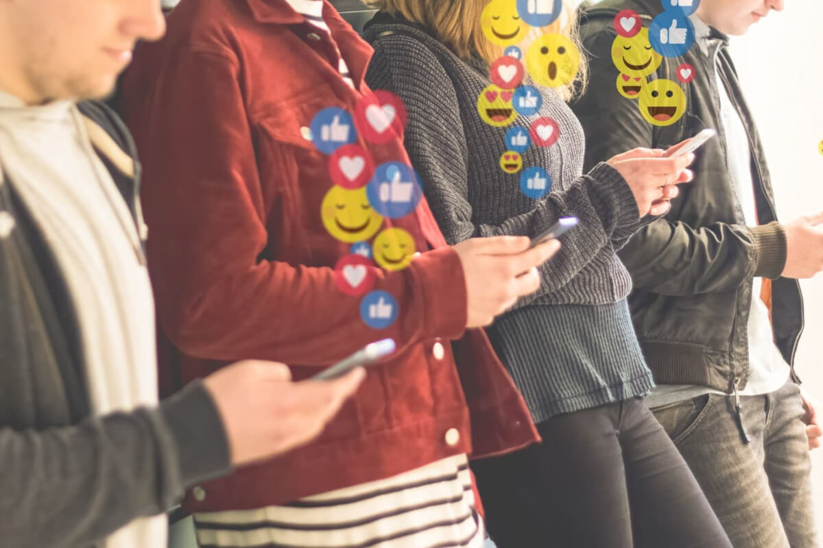 SNSでいいねやリアクションをする人たち