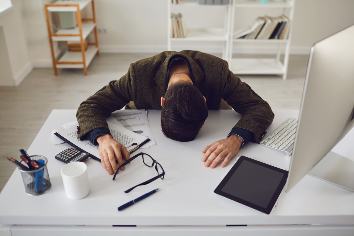 バックアップを取得しておらずショックを受ける男性